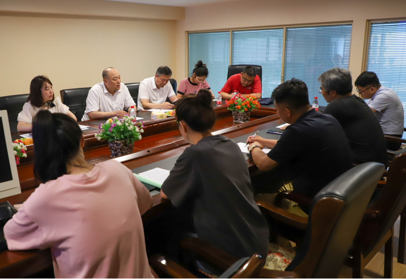 哈爾濱市工信局運行處處長陳國成到利如金農(nóng)業(yè)集團指導(dǎo)工作