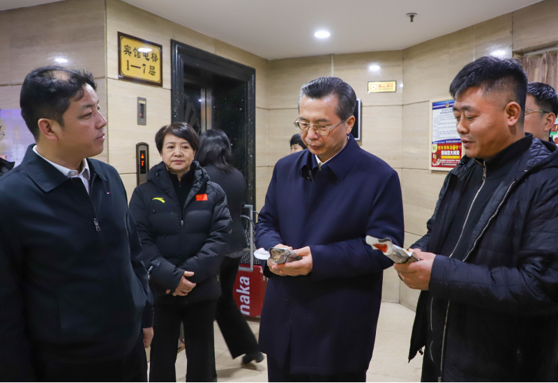 省人大常委會黨組書記、副主任王永康親臨“哈爾濱市名優(yōu)食品宣傳展示周”遠海展位，現(xiàn)場指導工作